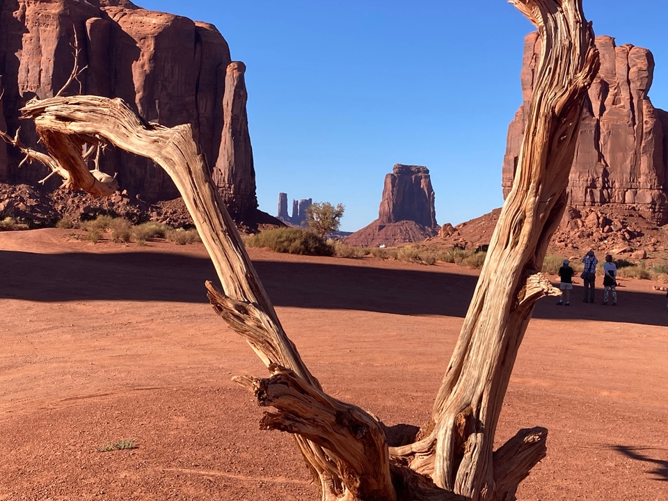Paysage désertique rouge avec d'imposantes formations rocheuses.
