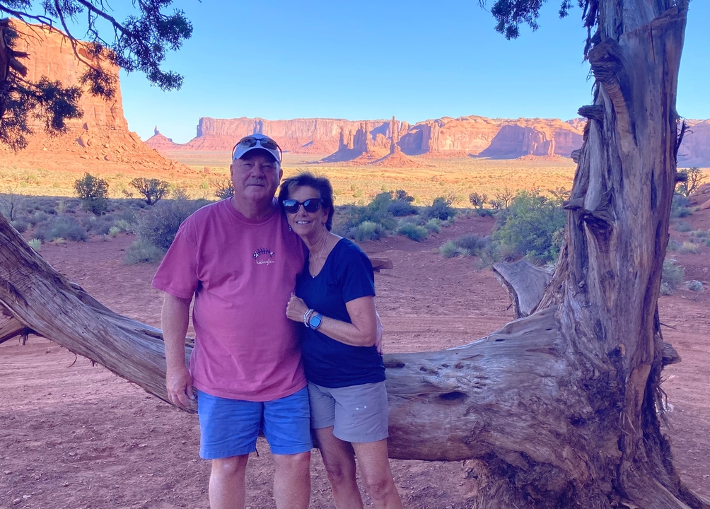 Couple debout devant des formations rocheuses dans Monument Valley.