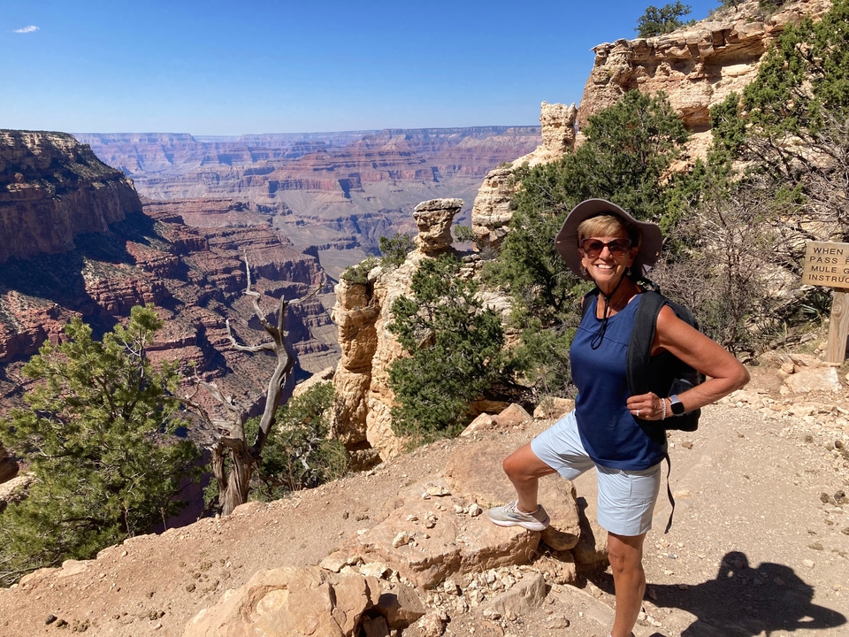 Randonneurs posant avec une vue panoramique du Grand Canyon.