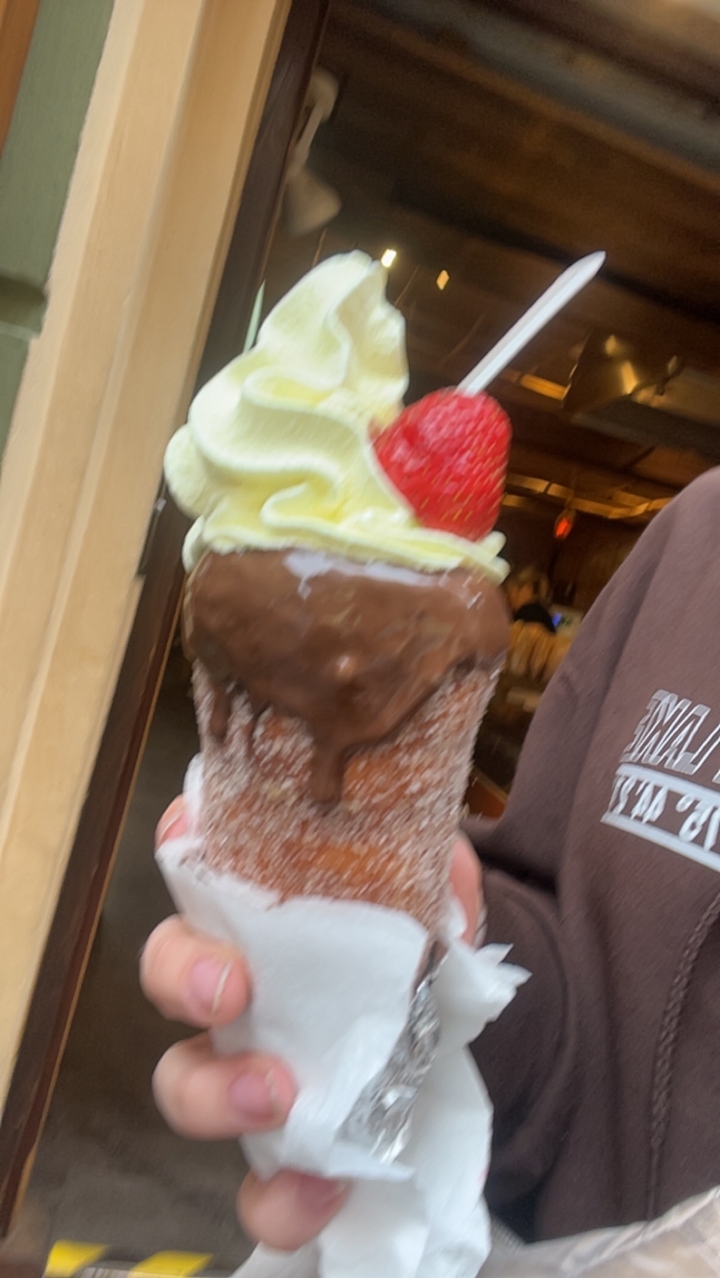 Gros plan d'une main tenant un cornet de glace.