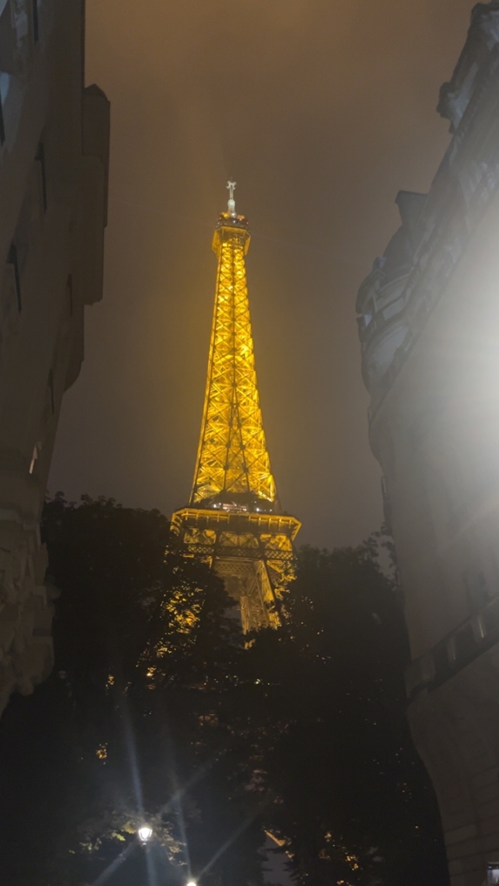 Tour Eiffel illuminée la nuit.