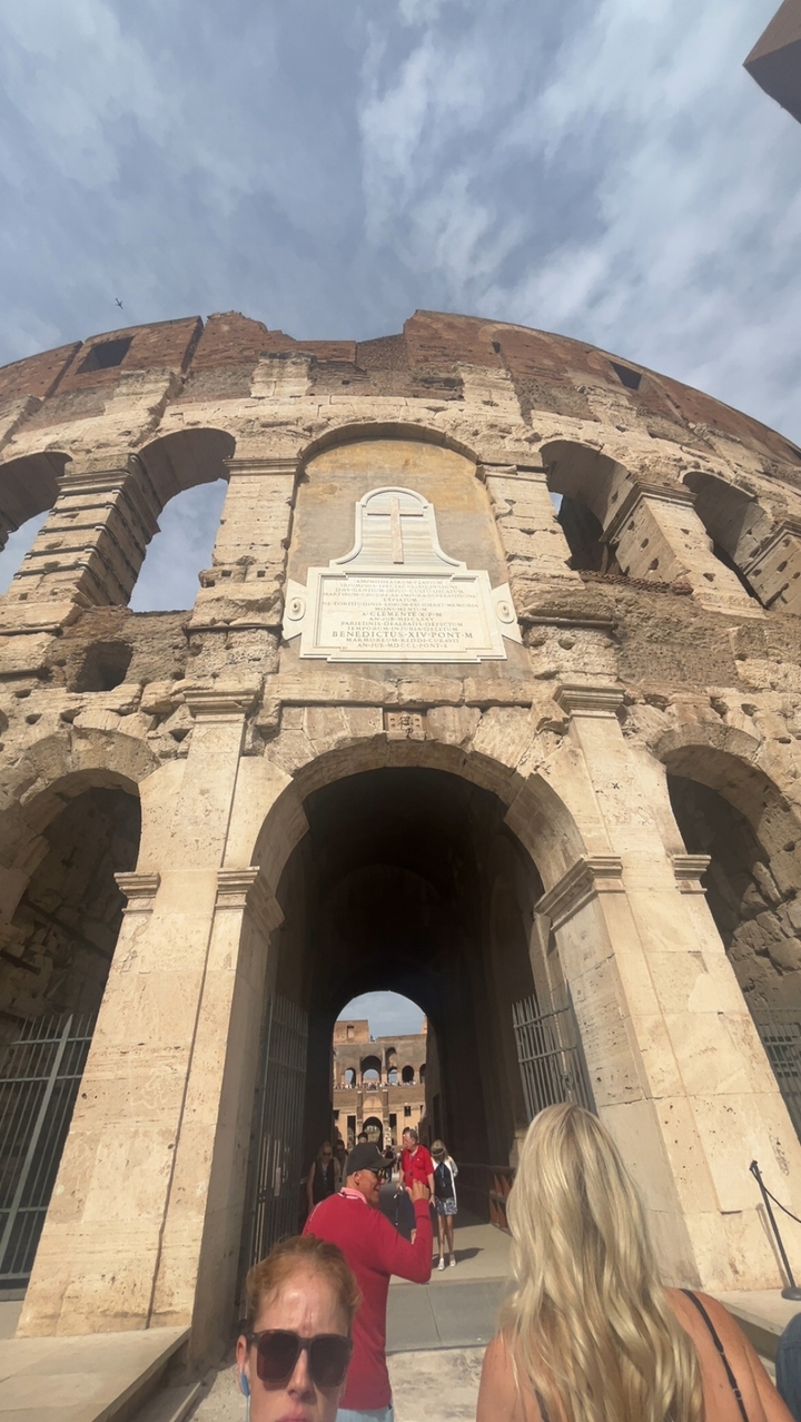 Détail du Colisée avec un ciel bleu.