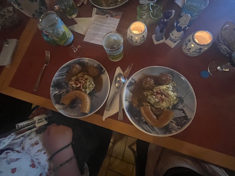 Deux assiettes de nourriture sur une table.