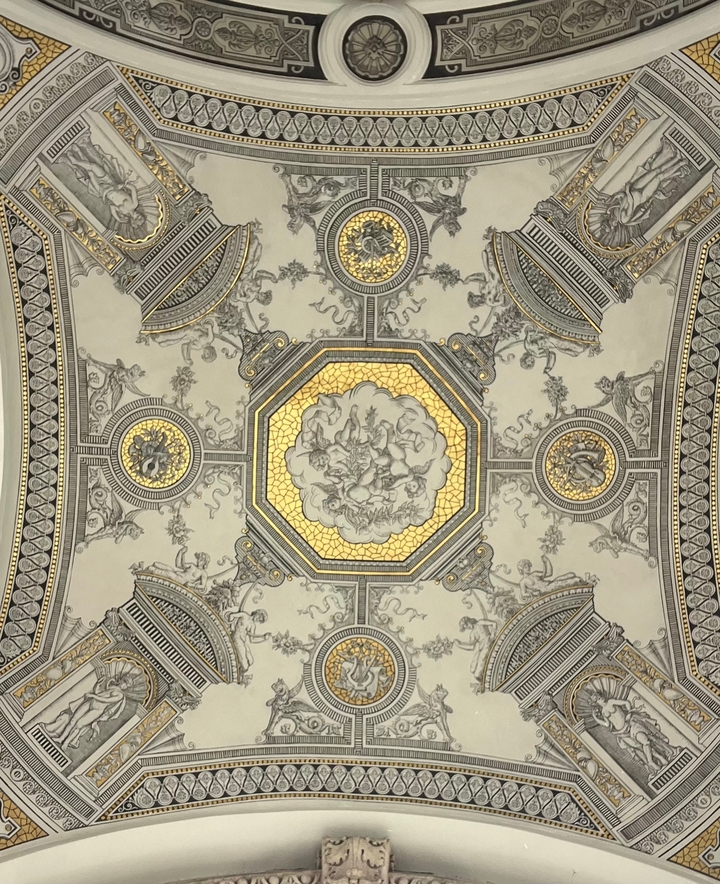 Plafond décoratif aux motifs complexes.