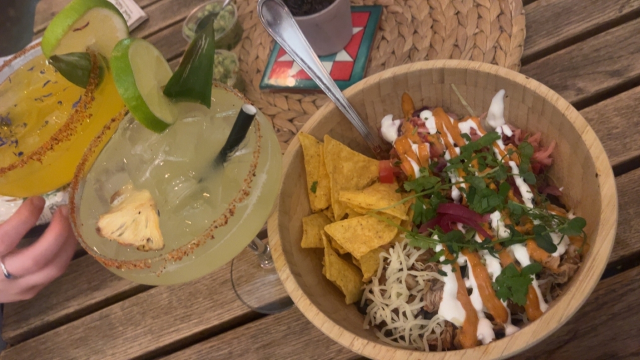 De la nourriture avec des boissons sur une table en bois.