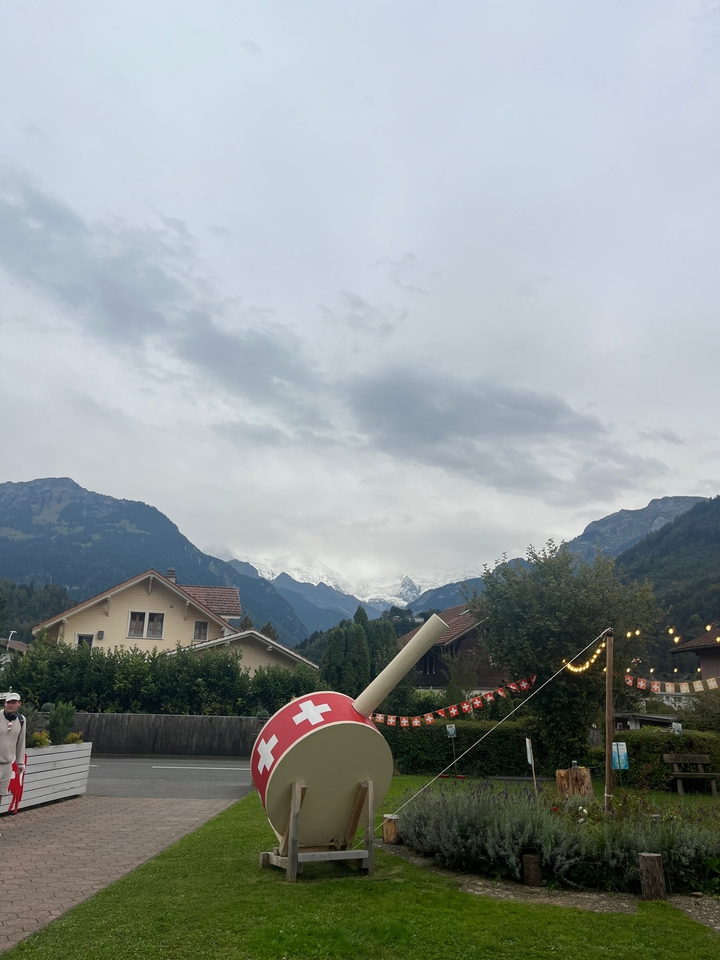 Paysage de montagne avec ciel nuageux.