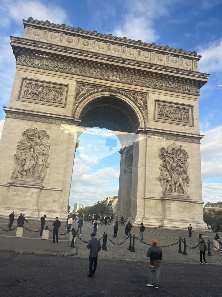 Arc de Triomphe avec un ciel dégagé.