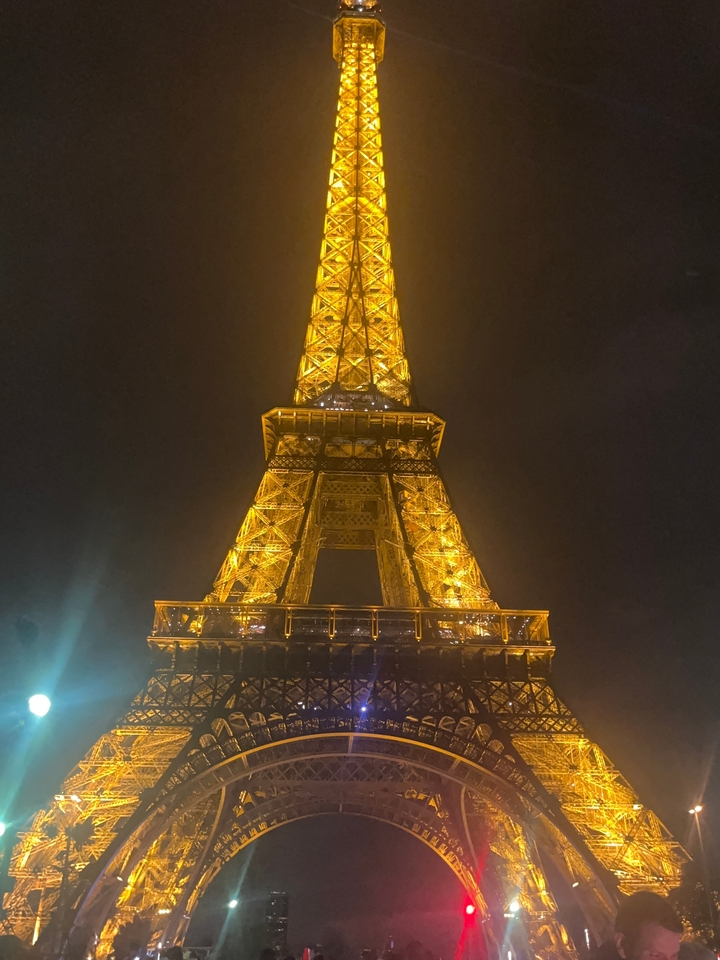 Tour Eiffel illuminée la nuit.