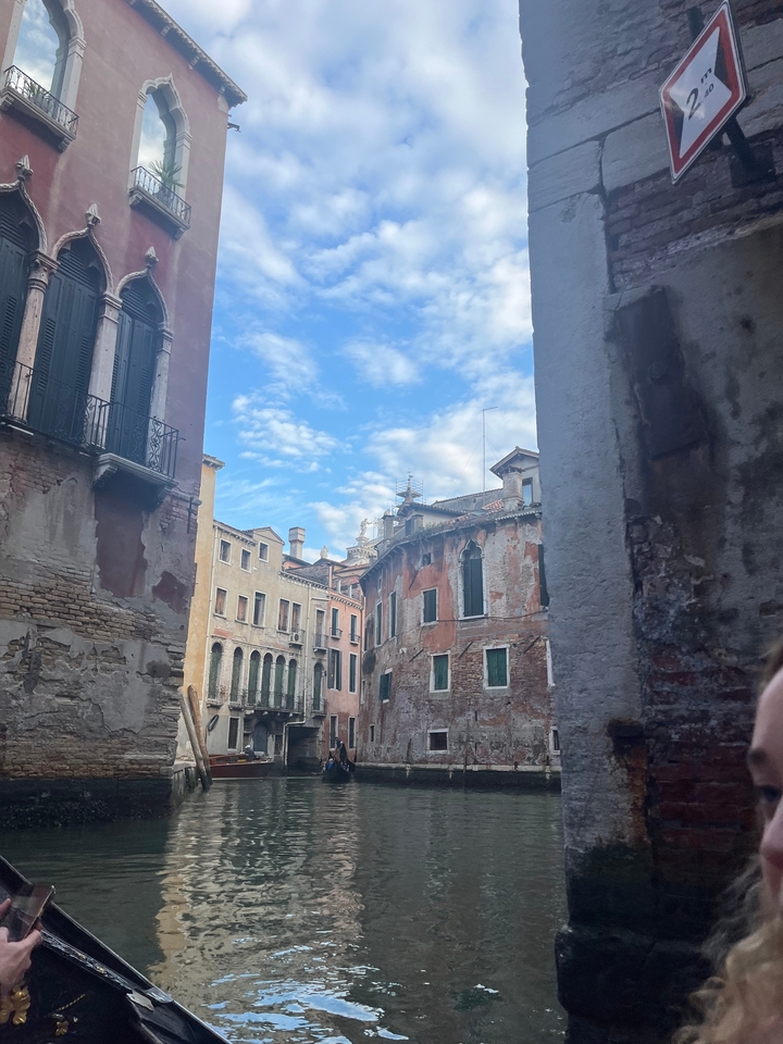 Anciens bâtiments à l'architecture usée sous un ciel bleu.