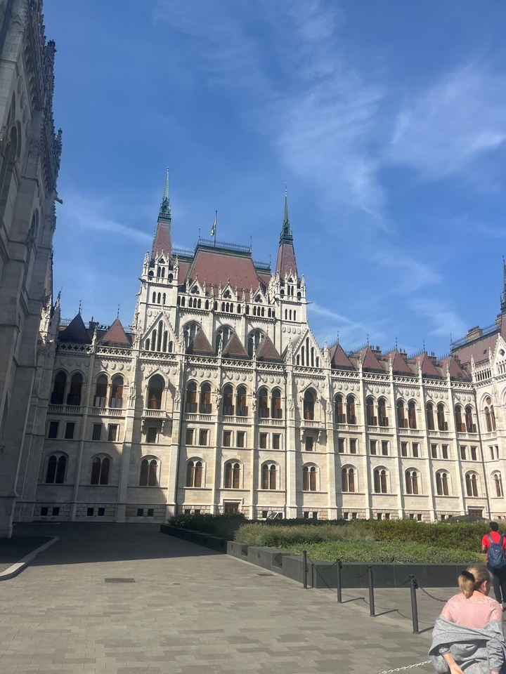Bâtiment orné avec une architecture de style gothique.