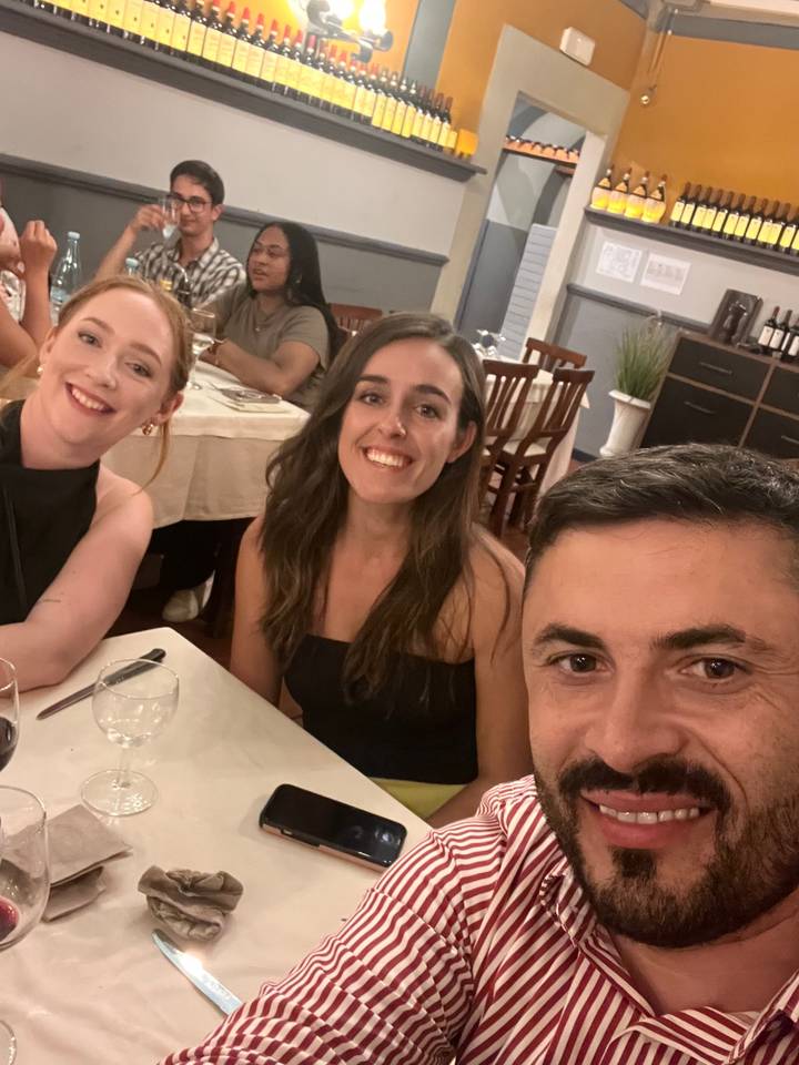 Groupe de personnes dînant dans un restaurant.