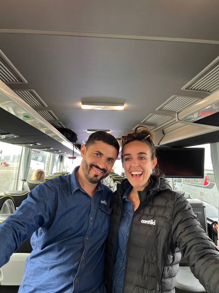Deux personnes debout dans un bus.