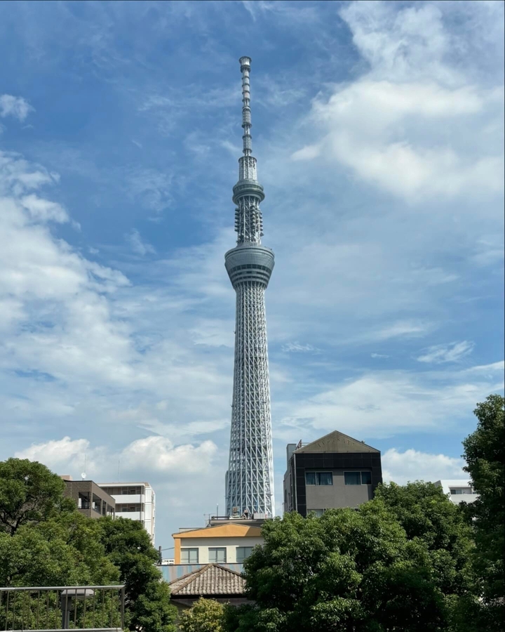 Grande tour sous un ciel dégagé.