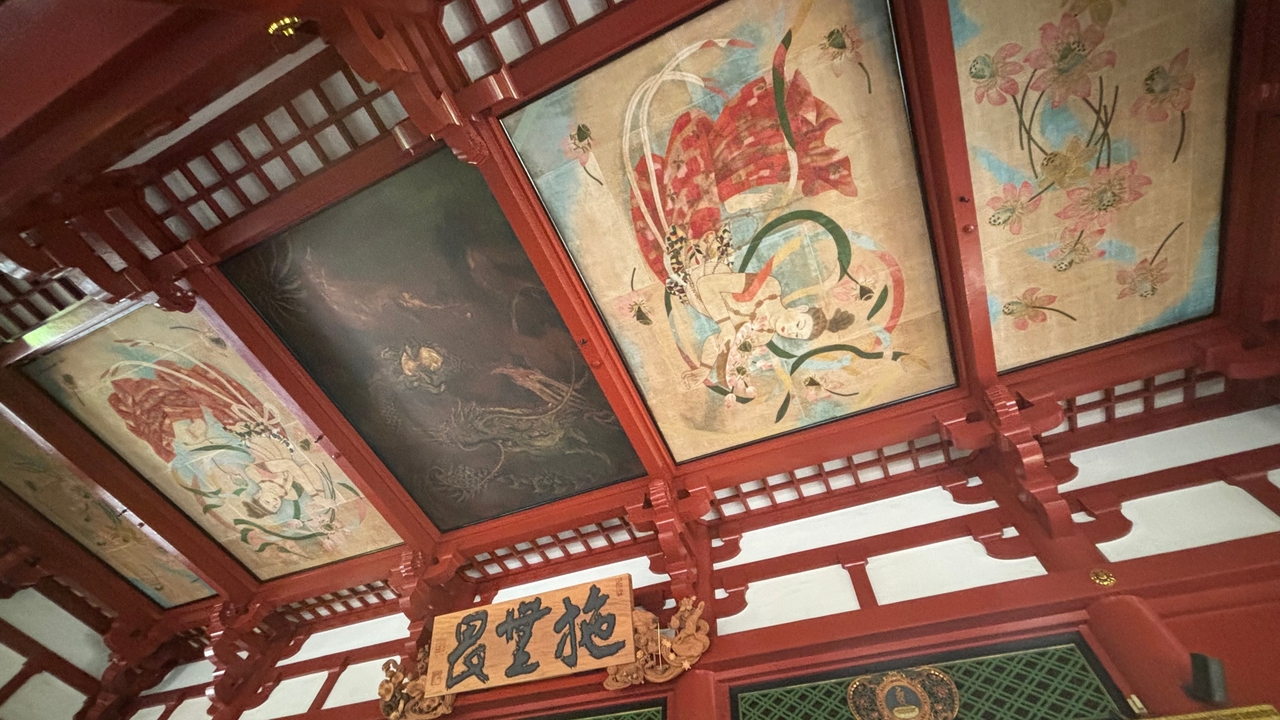 Art orné au plafond dans un bâtiment traditionnel.