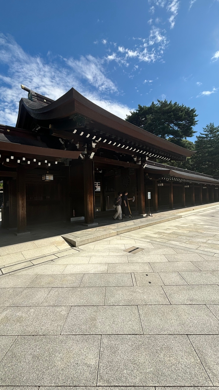 Bâtiment historique en bois avec des gens qui marchent.