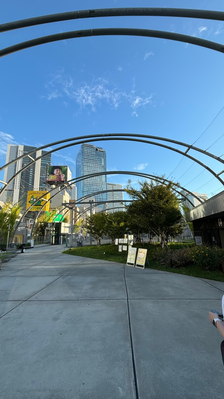 Paysage urbain moderne avec de hauts bâtiments et des arches.