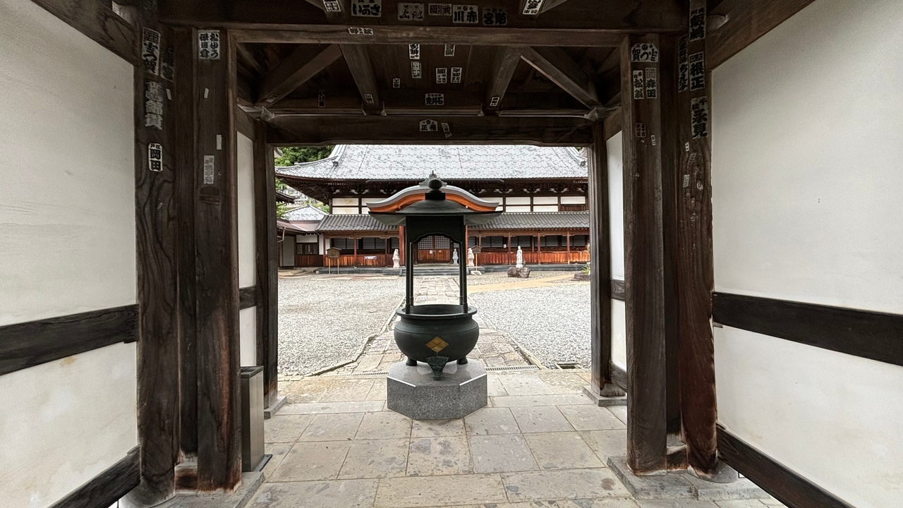 Bâtiment japonais traditionnel avec une cour.
