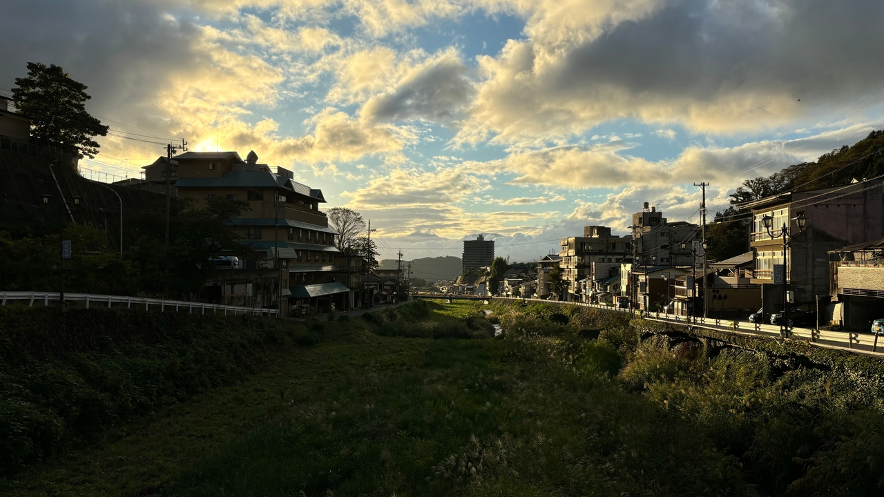 Rivière avec des bâtiments de chaque côté sous un ciel crépusculaire.