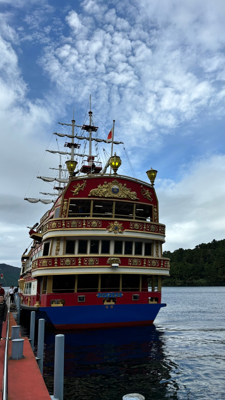 Navire au design élaboré amarré dans un port.