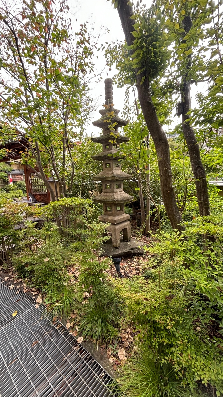 Lanterne de pierre dans un jardin japonais traditionnel.