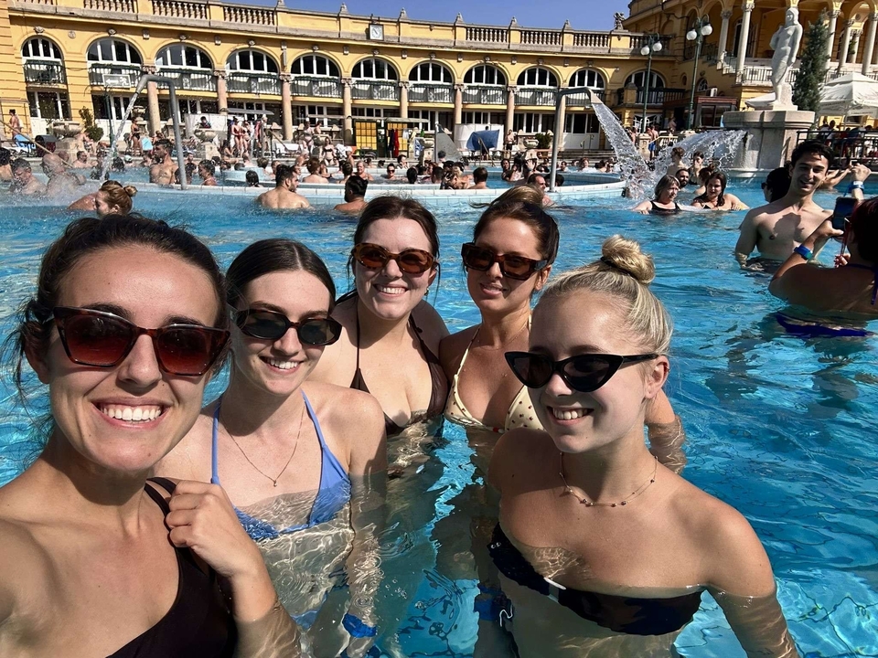 Groupe de personnes profitant d'un bassin thermal.