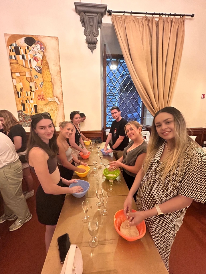 Des personnes participant à un cours de fabrication de pâtes.