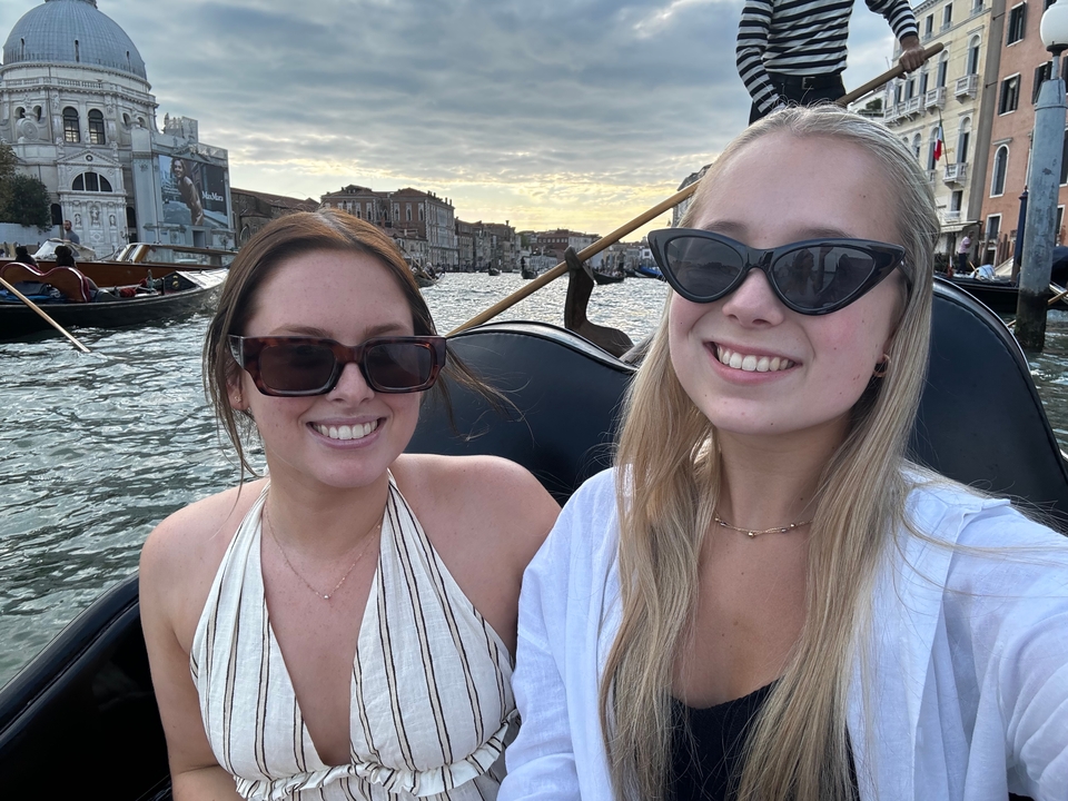 Deux femmes souriantes lors d'une promenade en gondole.