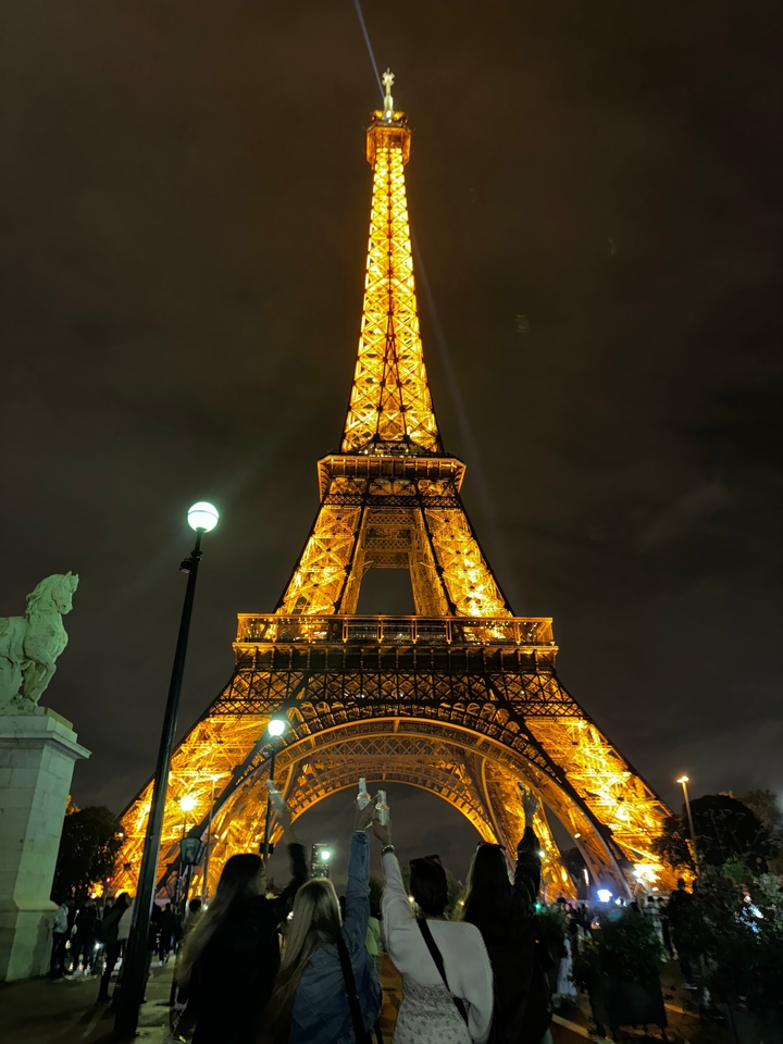 Tour Eiffel illuminée la nuit.
