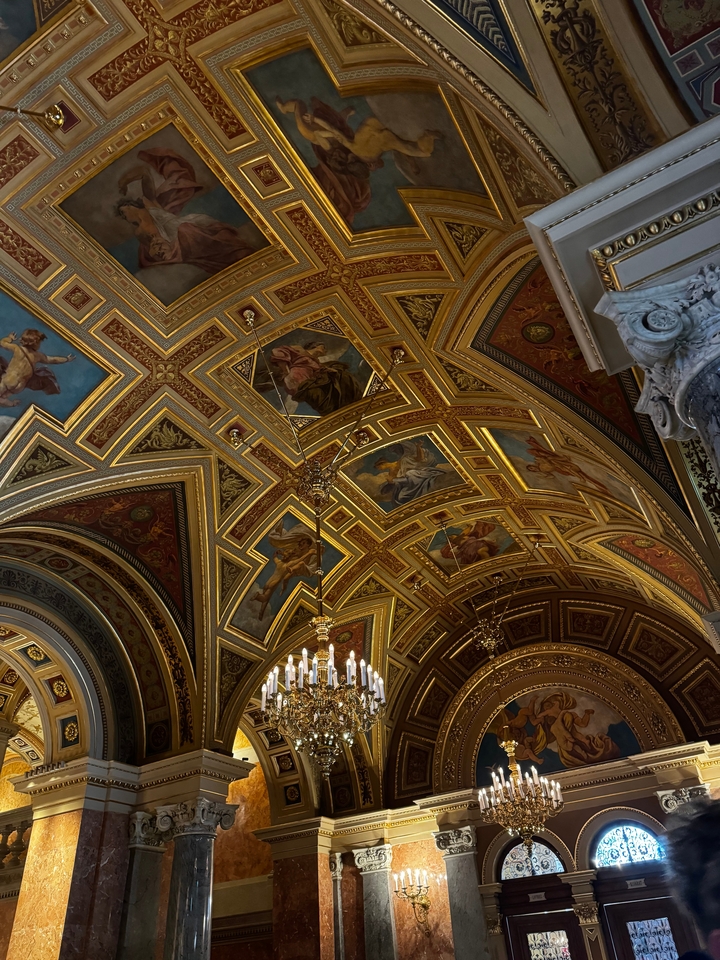 Plafond orné avec des détails dorés et des fresques.