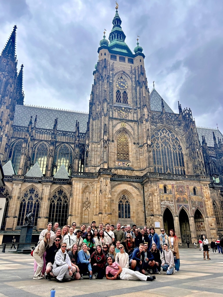 Grande façade ornée de cathédrale gothique.