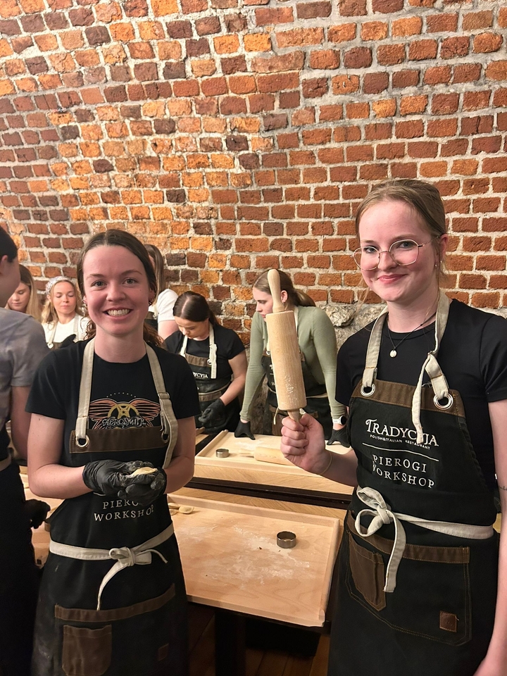 Groupe de personnes participant à un cours de cuisine.