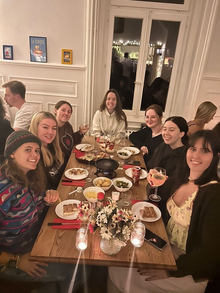 Groupe de personnes savourant un repas ensemble.