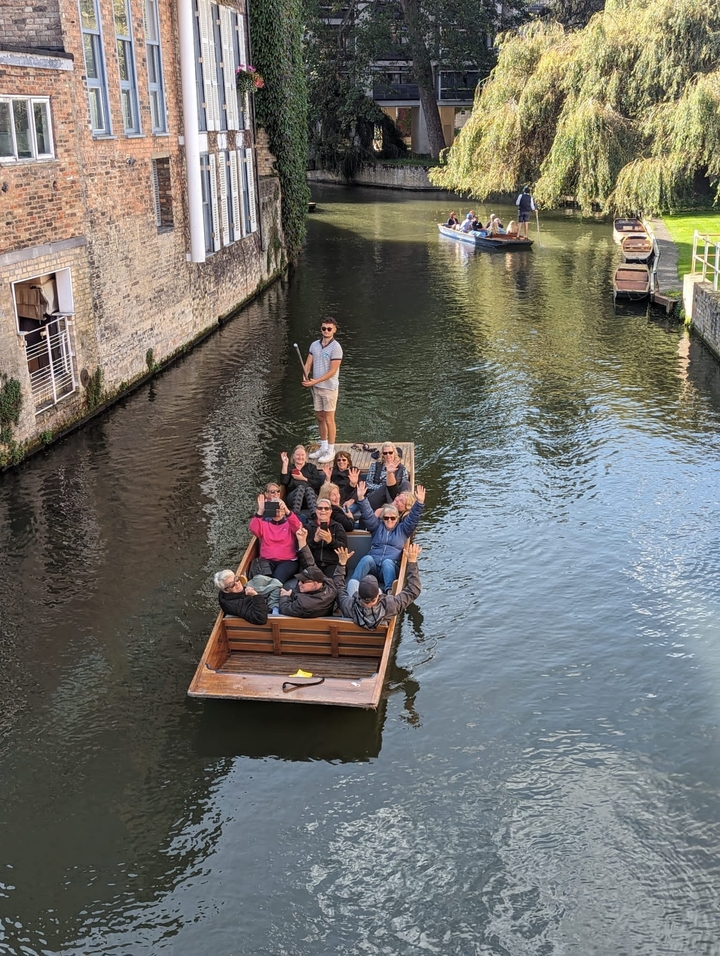 Groupe de personnes profitant d'une promenade en bateau sur un canal.