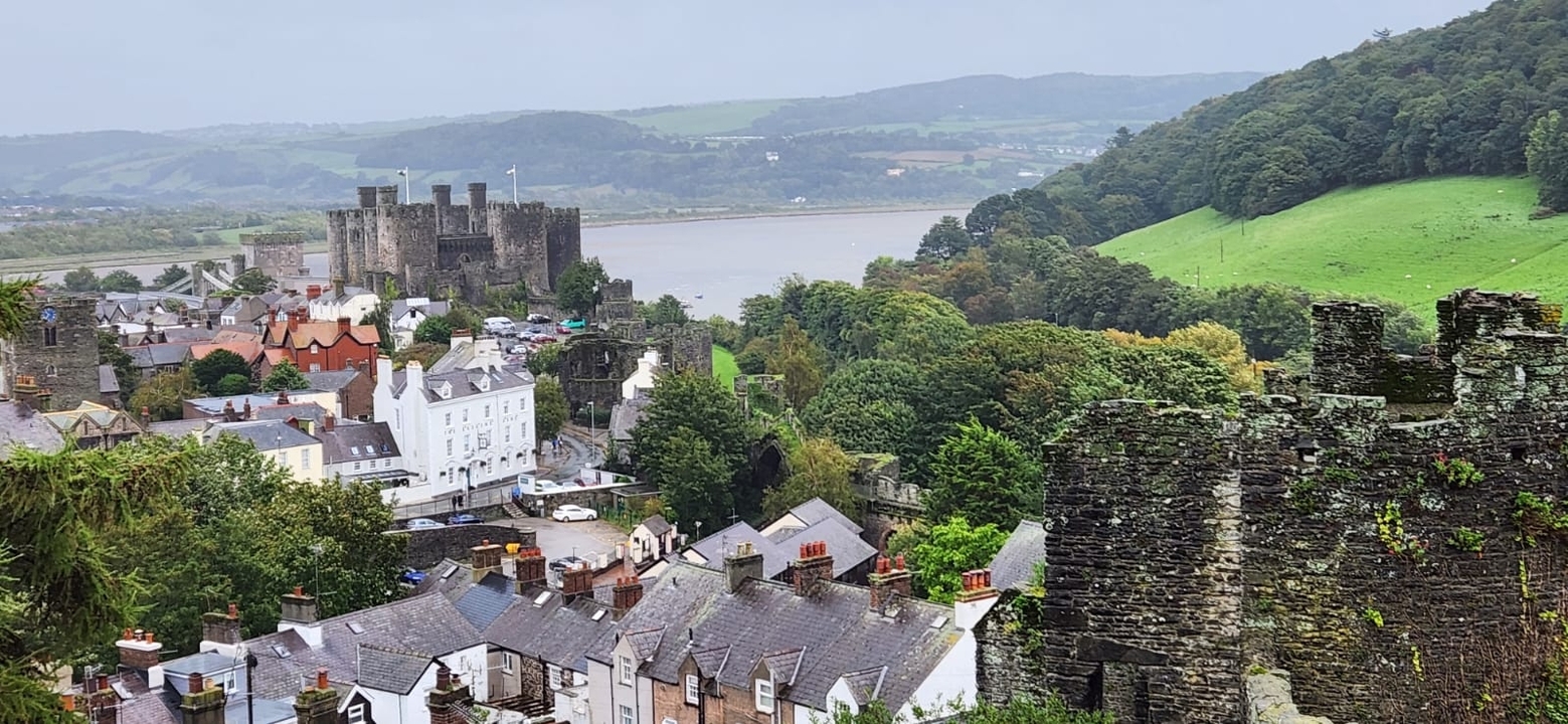 Vue d'un château historique avec le paysage environnant.