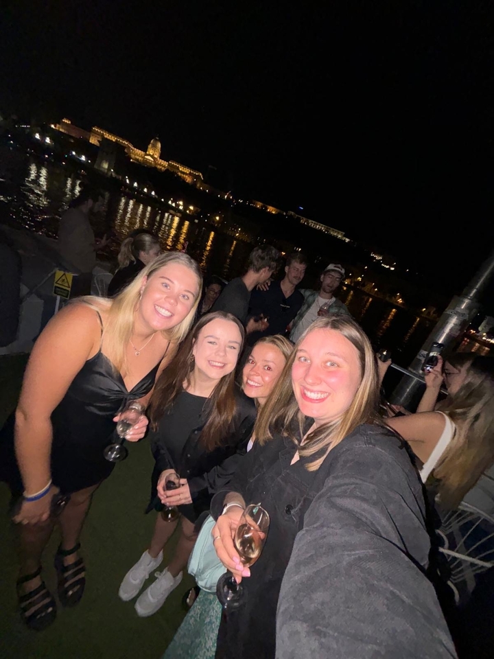 Des femmes profitant d'une soirée au bord de l'eau.