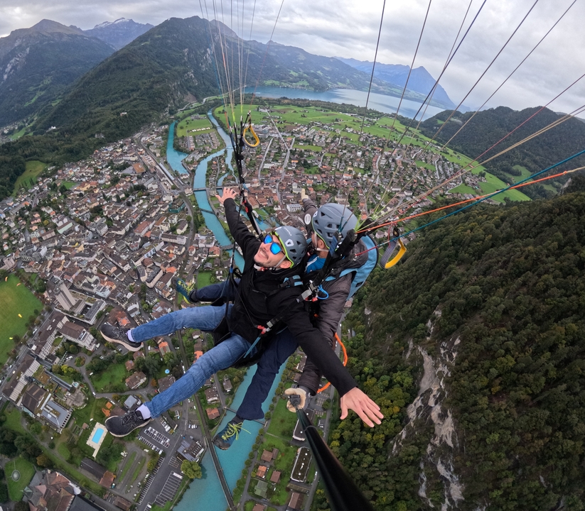 Vue de parapente sur une ville et la campagne.