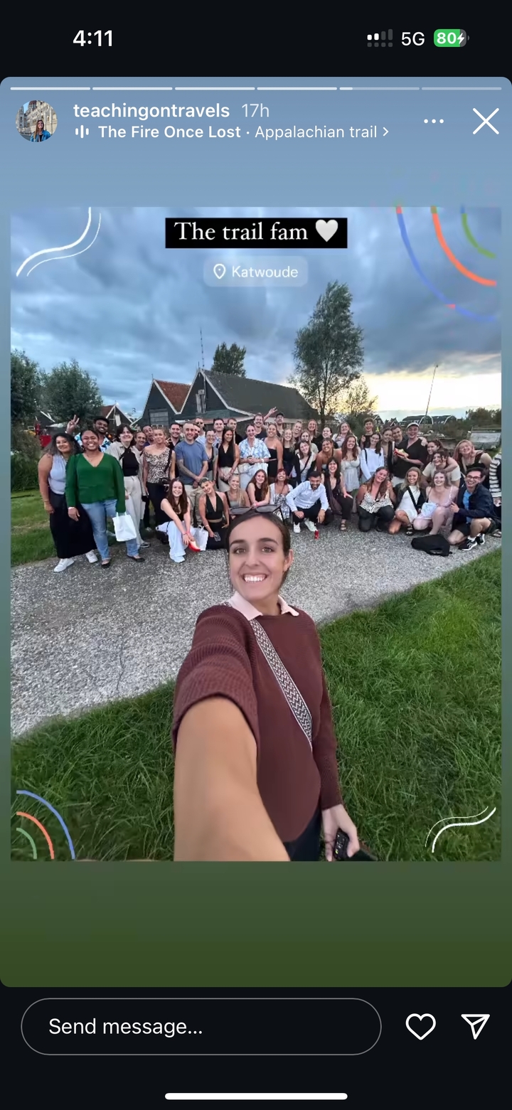 Photo de groupe nombreux dans un cadre extérieur.