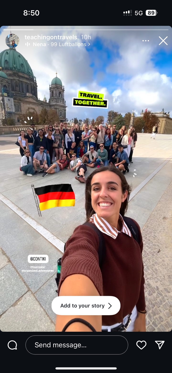 Selfie de groupe avec des personnes et un drapeau allemand en superposition.