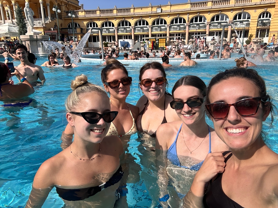 Des femmes profitant du bain thermal.