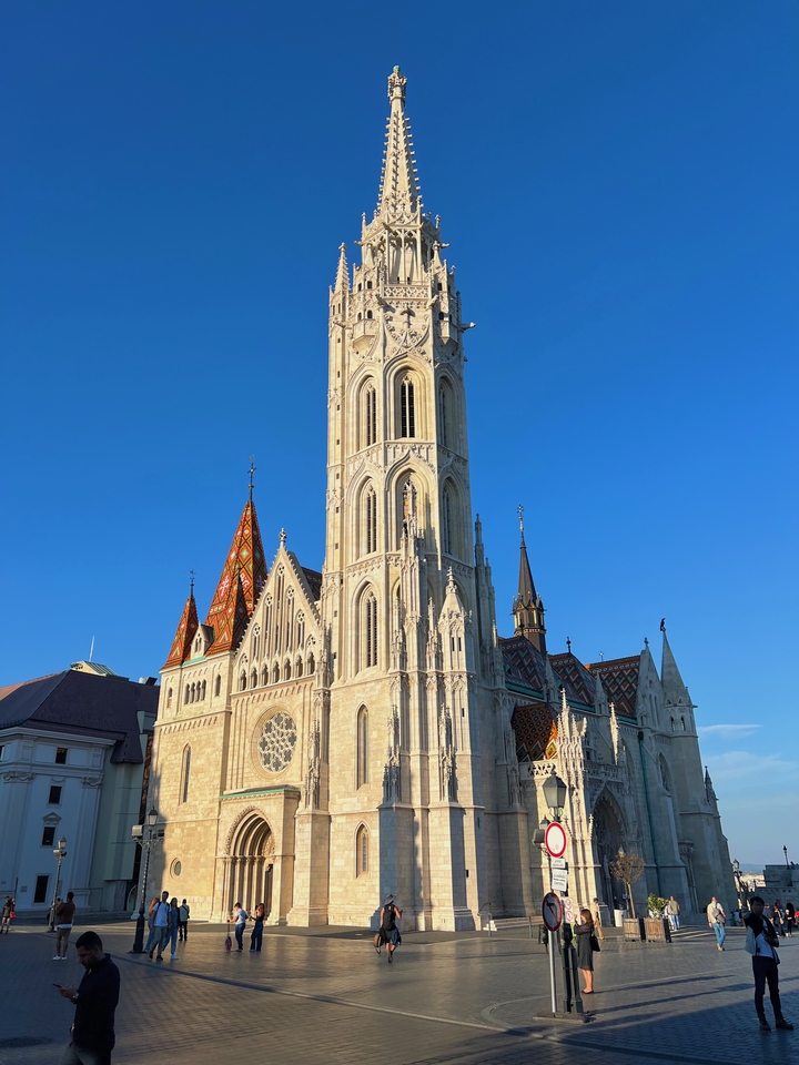 Église historique imposante avec des détails architecturaux ornés contre un ciel bleu dégagé.