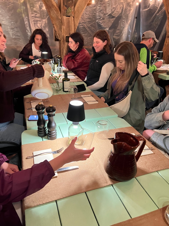 "Repas de groupe à une table de restaurant avec divers plats."