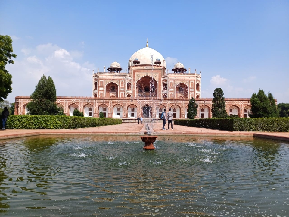 Humayuns Tombe met een reflectievijver en tuinen.