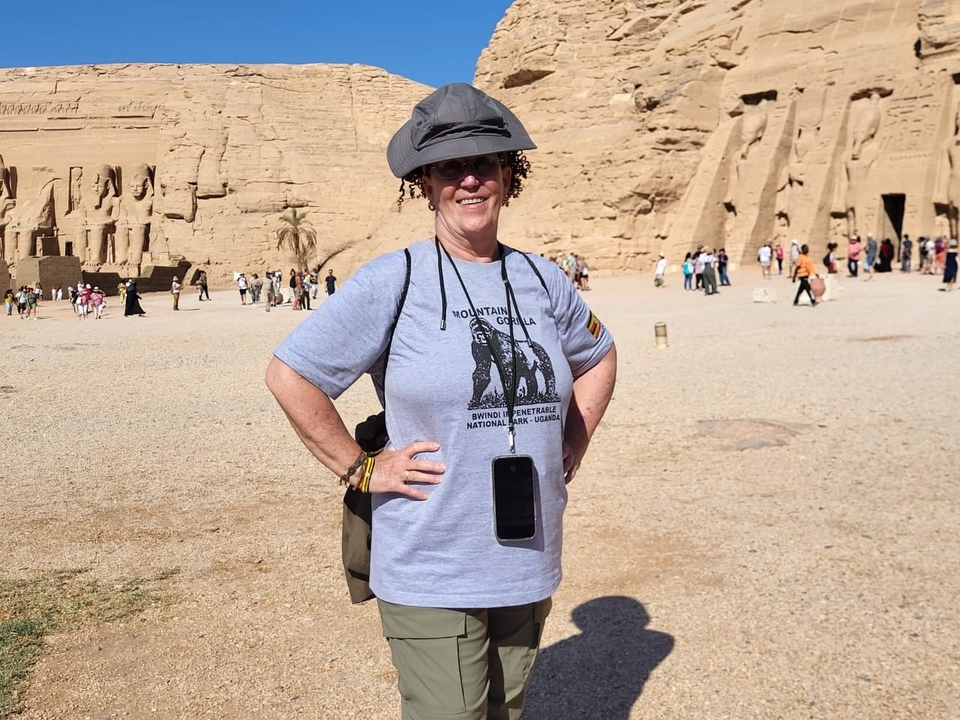 Personne posant devant les temples d'Abou Simbel.