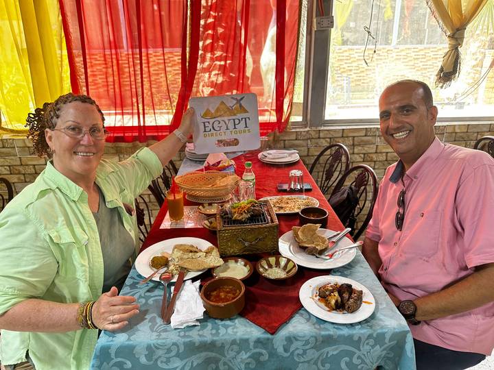 Deux personnes prenant un repas dans un restaurant local.