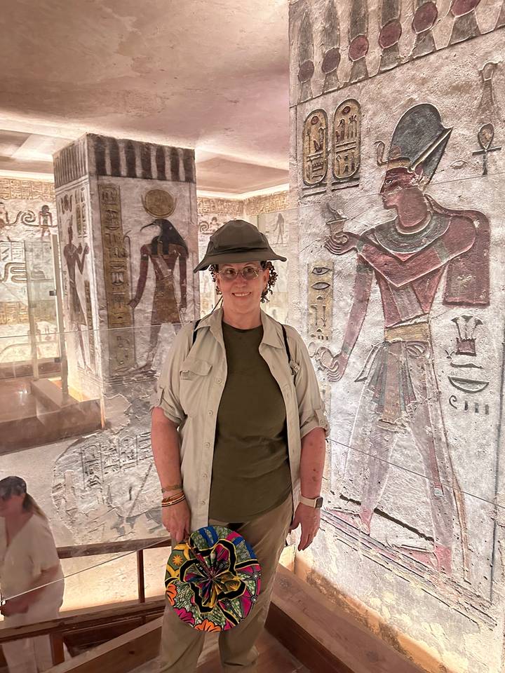 Personne devant de l'art mural égyptien antique.