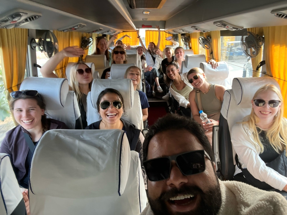 Groupe de touristes dans un bus profitant de leur temps.