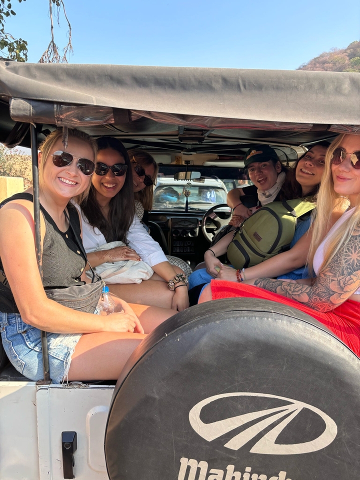 Groupe de personnes souriant à l'intérieur d'un véhicule.
