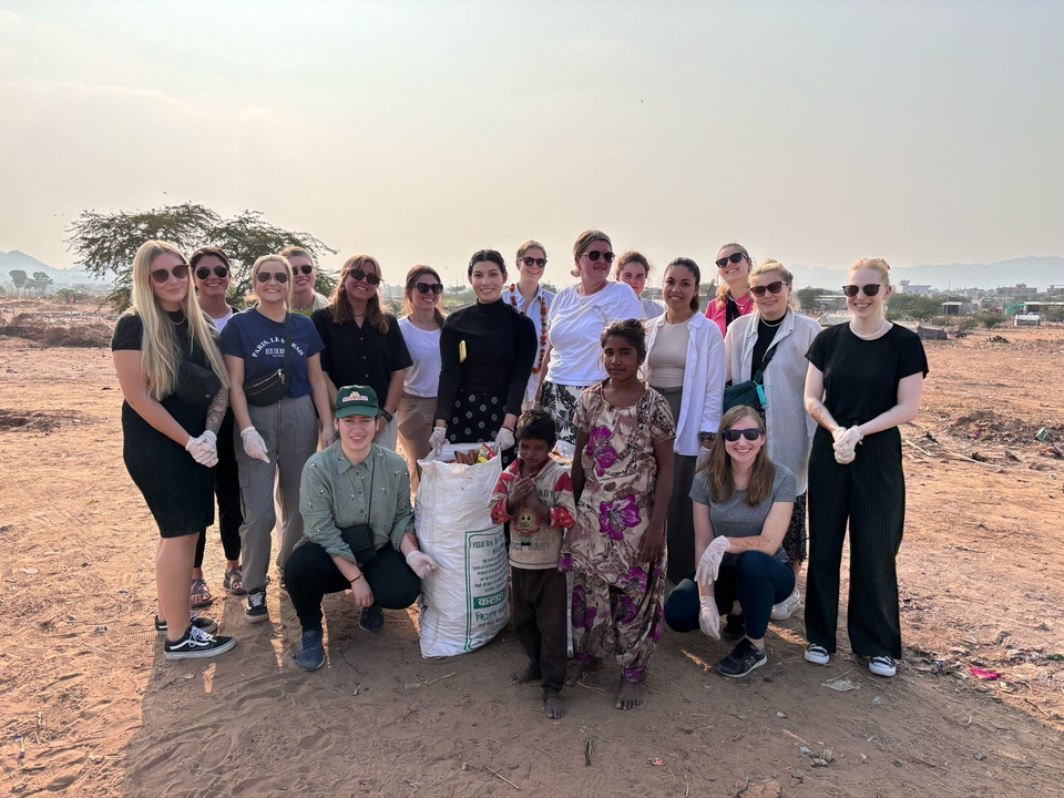 Groupe de personnes posant pour une photo lors d'une activité de nettoyage ou de bénévolat.