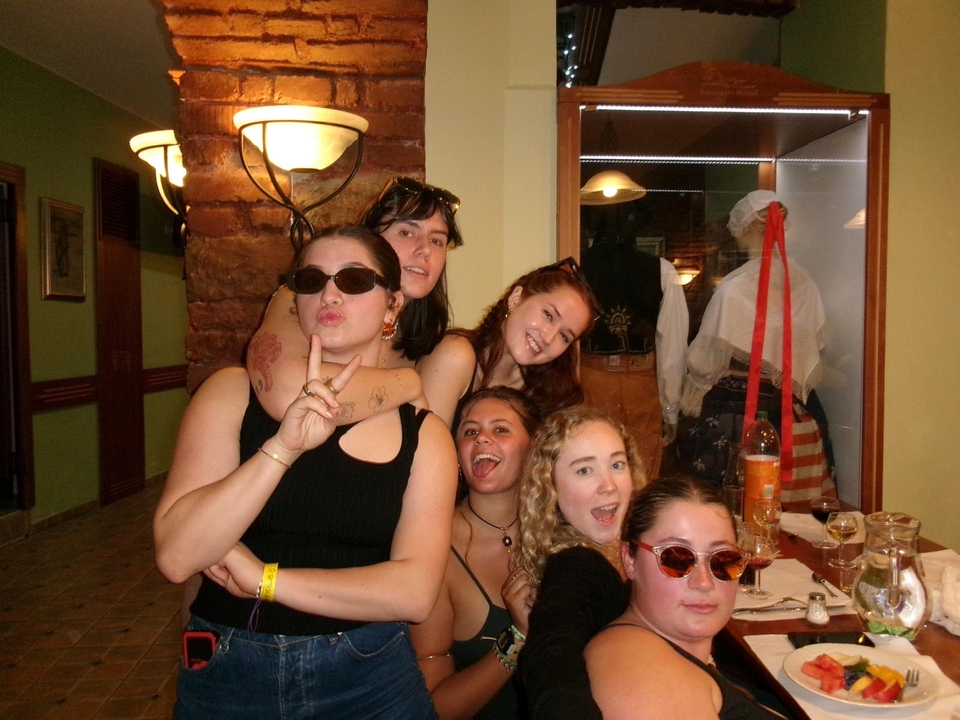 Jeune groupe d'amis posant à une table à manger