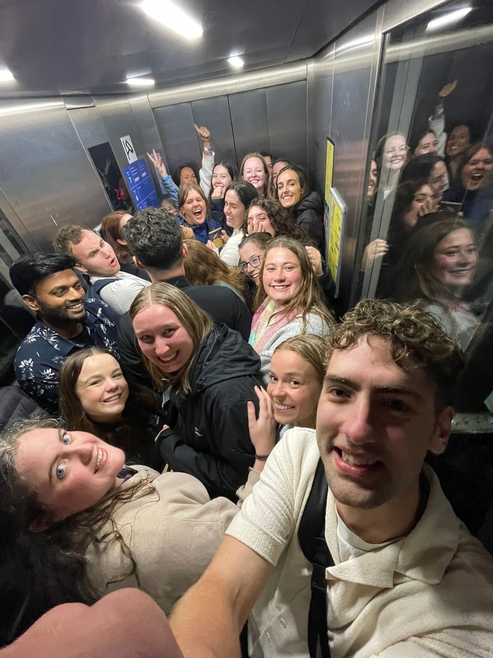 Ascenseur bondé avec beaucoup de monde